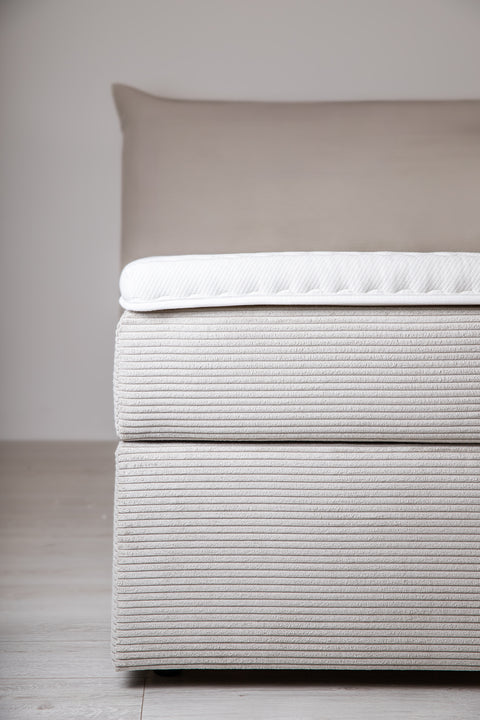 Seng med polstret madras og separat topmadras