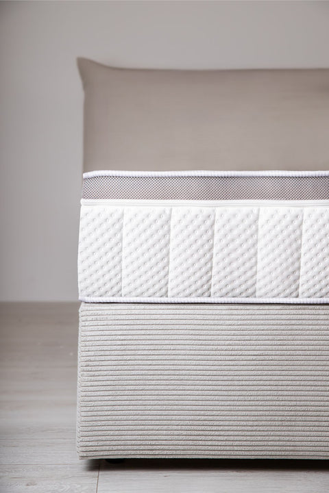 Seng med integreret madras og topmadras